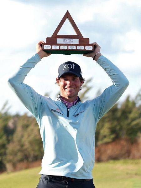 애덤 솅크가 버터필드 버뮤다 챔피언십 우승 직후 트로피를 들고 환하게 웃고 있다. 사우샘프턴(버뮤다)=AFP연합뉴스