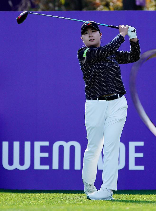 홍정민이 16일 경북 경주 마우나오션 컨트리클럽(파71)에서 열린 이벤트 대회 위믹스 챔피언십에서 드라이버샷을 한 뒤 날아가는 공을 지켜보고 있다. 홍정민은 이날 4언더파 67타를 쳐 정상에 올랐다. 대회조직위원회 제공