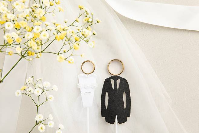 한국 신혼부부가 혼인신고를 미루는 사례가 급증하고 있다. 닛케이는 주택·대출·청약 등 혼인 후 불리해지는 제도가 ‘위장 미혼’을 부추긴다며, 출생 통계에도 영향을 미친다고 분석했다. 게티이미지뱅크 자료사진