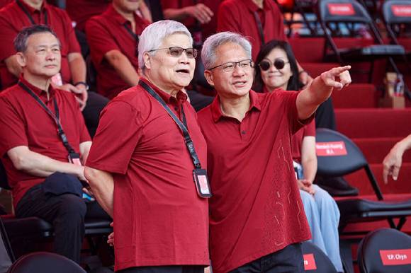 젠슨 황 엔비디아 최고경영자(CEO·오른쪽)와 웨이저자(魏哲家) TSMC 회장