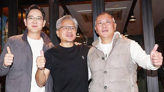 이재용 삼성전자 회장(왼쪽부터)과 젠슨 황 엔비디아 최고경영자(CEO), 정의선 현대차그룹 회장이 30일 저녁 서울 삼성동의 한 치킨집에서 '치맥' 회동을 마친 후 인사를 하고 있다. 김경록 기자