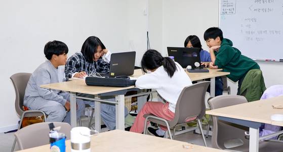 2004년 9월에 설립된 12년제 초·중·고 과정 비인가 대안학교인 성미산학교의 수업 시간 모습.