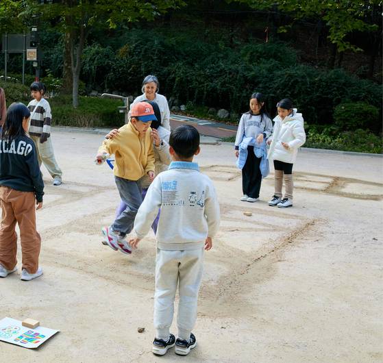 성미산마을의 4개 방과후가 모인 ‘2025 돗자리 책소풍’에 참여한 아이들이 사방치기 등 각종 활동을 하고 있다.