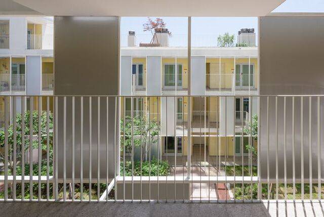 한국에 지어진 ‘강남하우징’의 모습. 외부에 개방된 공적 공간이 설계돼있다. 야마모토리켄설계공장 제공