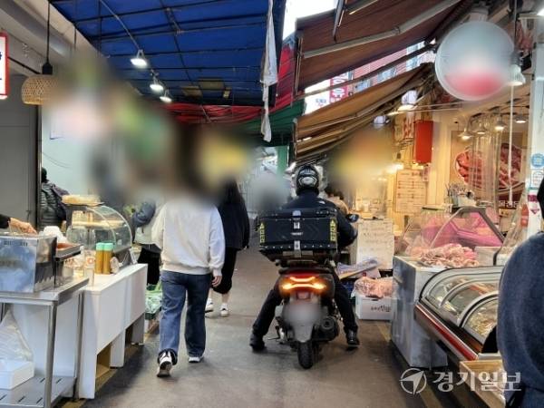 16일 안양시 호계시장 골목에서 오토바이 한 대가 통행로를 지나가고 있다. 박소민기자