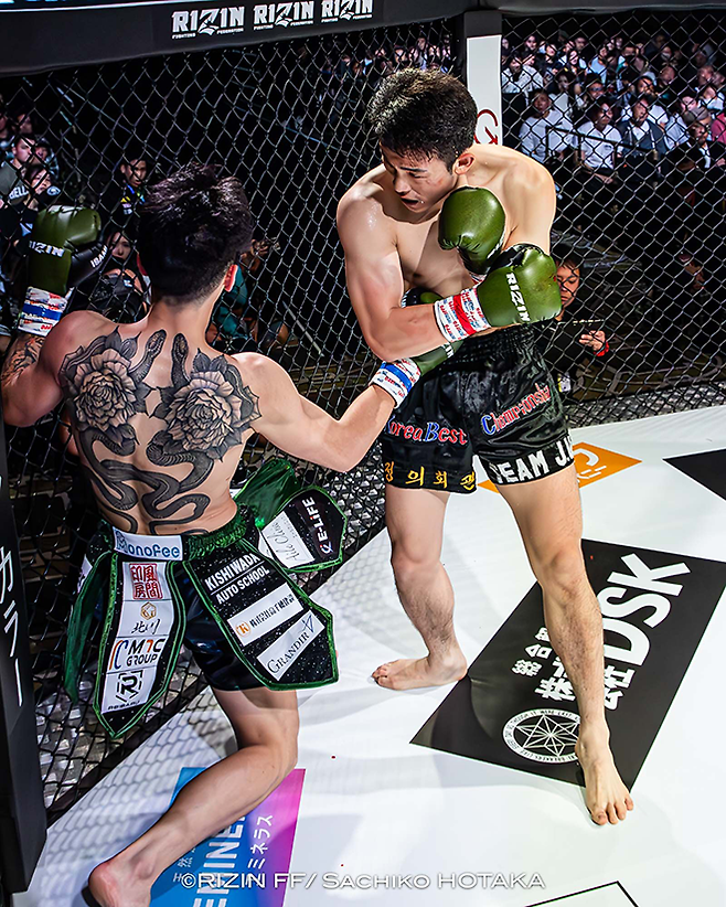 국제무에타이연맹 동아시아선수권대회 동메달리스트 조산해가 2025년 5월 인천광역시 파라다이스시티 라이진 월드시리즈 코리아 킥복싱 경기 2라운드 제4대 Rise 67.5㎏ 챔피언 우사미 히데 메이슨에게 다운을 뺏고 있다. 사진=RIZIN FF