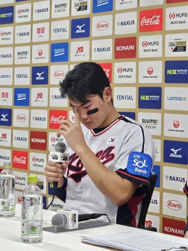 외할이버지 질문을 받고 눈물을 흘리는 김주원./KBO