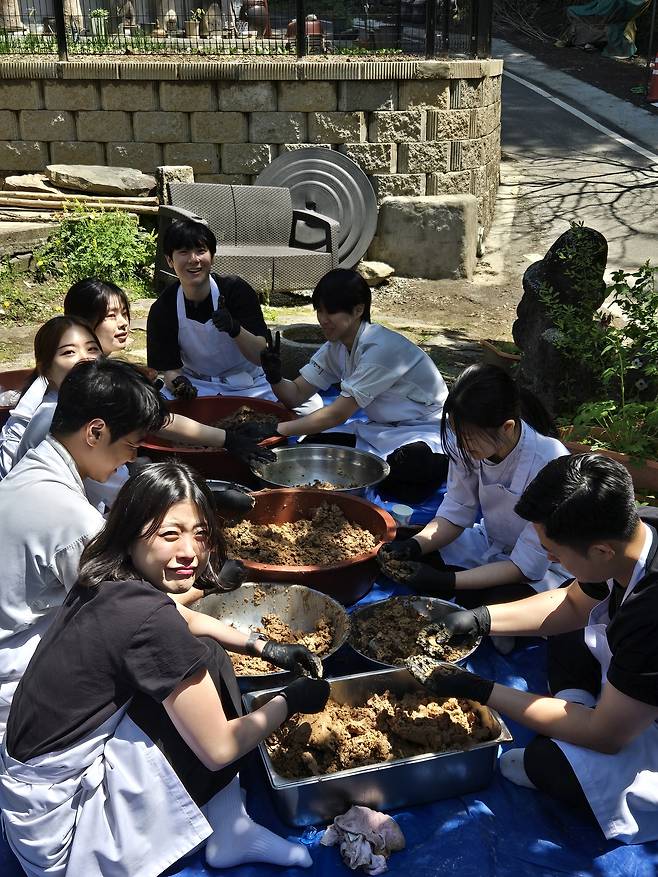 권우중 셰프와 함께 장을 담그는 직원들. 인스타그램