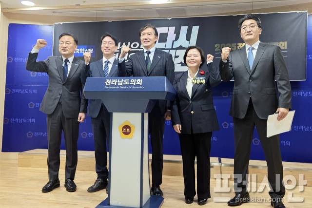 ▲17일 오전 11시 전남도의회 브리핑룸에서 열린 조국혁신당 전남기자간담회에서 조국 당대표 후보를 비롯해 최고위원 후보들이 발언 후 기념촬영을 하고 있다.(왼쪽부터 신장식, 임형택, 조국, 정춘생, 정경호 후보)2025.11.17ⓒ프레시안(박아론)ⓒ