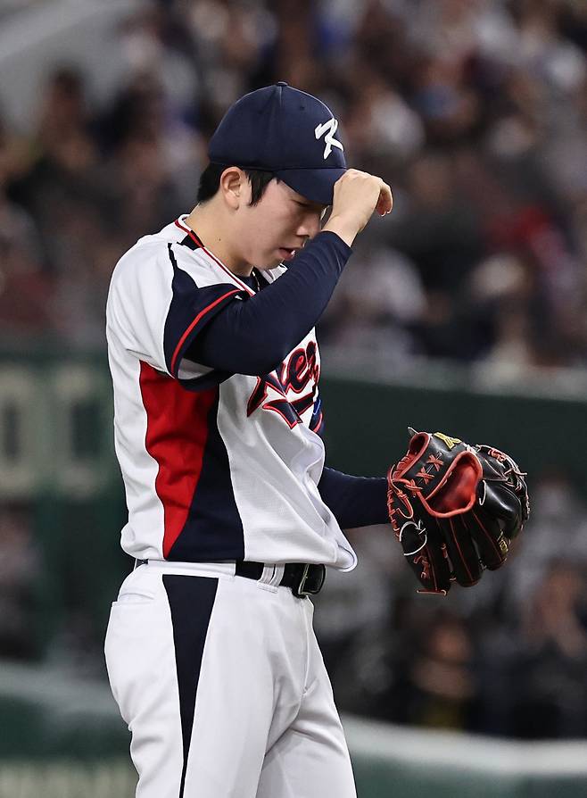 16일 일본 도쿄돔에서 열린 월드베이스볼클래식(WBC) 대비 평가전 '2025 케이 베이스볼 시리즈(K-BASEBALL SERIES)' 일본과의 2차전 경기. 4회초 일본에 2실점한 대한민국 투수 오원석이 땀을 닦고 있다. 뉴스1
