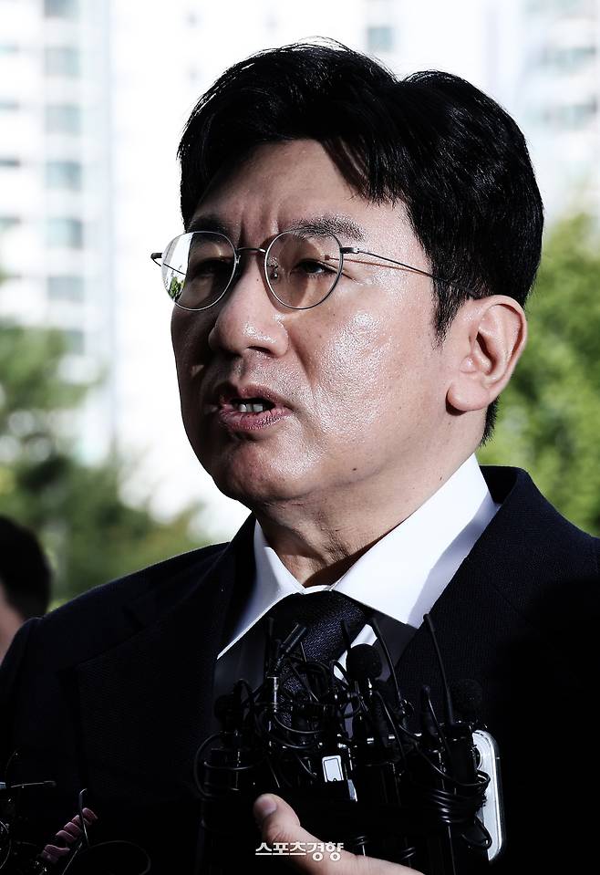 기업 공개 과정에서 사기적 부정거래 혐의를 받고 경찰에 출석한 방시혁 하이브 의장. 경향신문 자료사진