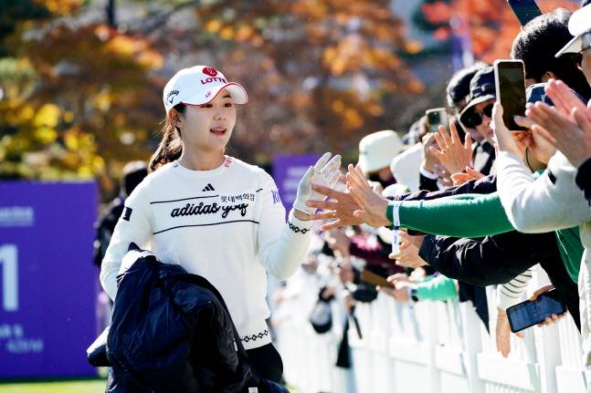 황유민이 15일 위믹스 챔피언십 2025에서 1번 홀을 마치고 갤러리들과 하이파이브를 하고 있다. /사진=위메이드 제공