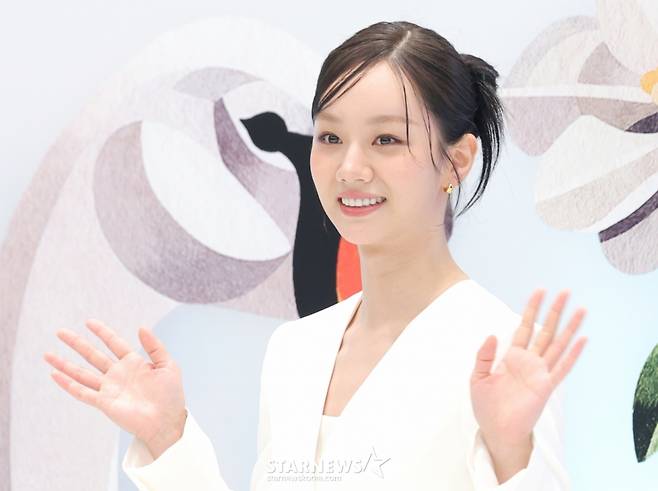 (서울=뉴스1) 권현진 기자 = 배우 겸 가수 혜리가 24일 오전 서울 여의도 더현대 서울에서 열린 아워글래스 팝업 스토어 포토콜 행사에 참석해 인사를 하고 있다. 2025.10.24/뉴스1 Copyright (C) 뉴스1. All rights reserved. 무단 전재 및 재배포, AI학습 이용 금지. /사진=(서울=뉴스1) 권현진 기자