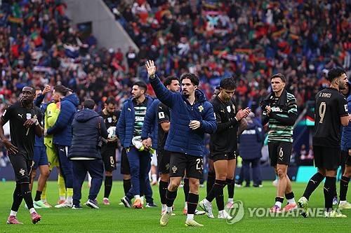 로베르토 마르티네스 감독이 이끄는 포르투갈이 16일(한국시간) 포르투갈 포르투에 있는 에스타디우 두 드라가우에서 열린 아르메니아와의 월드컵 유럽 지역 예선 F조 최종전에서 9-1 대승을 거뒀다. 앞선 아일랜드와의 원정 경기에서 호날두가 다이렉트 퇴장을 당해 이날 경기 출장 정지 징계로 결장한 가운데, 포르투 갈은 호날두 없이 무려 아홉 골을 폭발시키며 대승에 성공했다. 연합뉴스