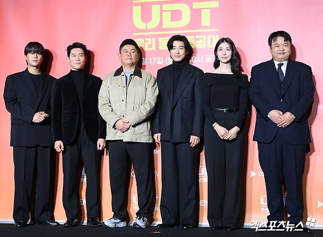 'UDT' 출연진과 조웅 감독, 엑스포츠뉴스 고아라 기자