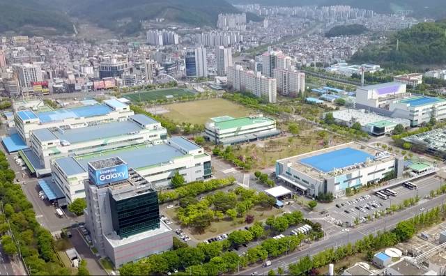 삼성전자 구미2사업장 전경. 사진 왼쪽 하단에 보이는 건물이 기존 삼성SDS 데이터센터다. 매일신문DB