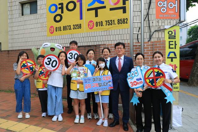 지난 6월 안심통학코디네이터가 동성초등학교에서 안전한 등하교를 책임진 이후 기념사진을 촬영하고 있다. 대구 수성구청 제공