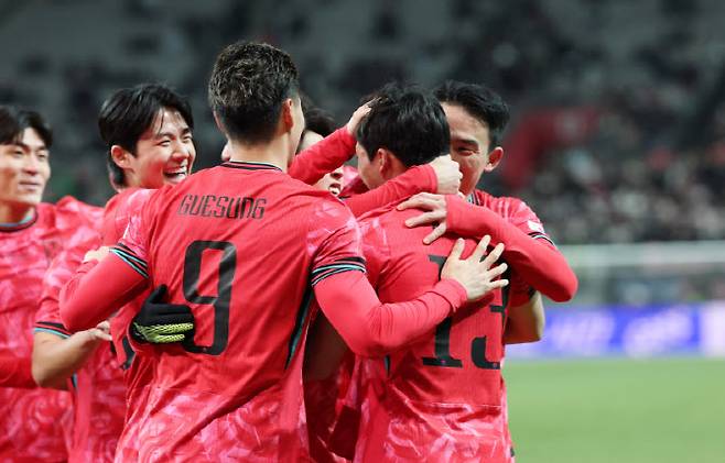 18일 서울 마포구 서울월드컵경기장에서 열린 남자축구 국가대표 A매치 평가전 대한민국과 가나의 경기. 이태석이 선제골을 넣고 선수들과 기뻐하고 있다. 사진=연합뉴스