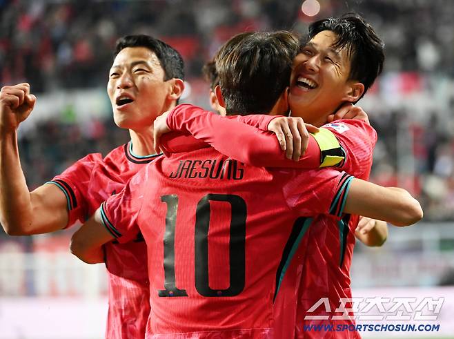 14일 대전월드컵경기장에서 열린 대한민국과 볼리비아의 A매치 평가전. 손흥민이 프리킥 선제골을 터뜨리고 기쁨을 나누고 있다. 대전=허상욱 기자wook@sportschosun.com/2025.11.14/