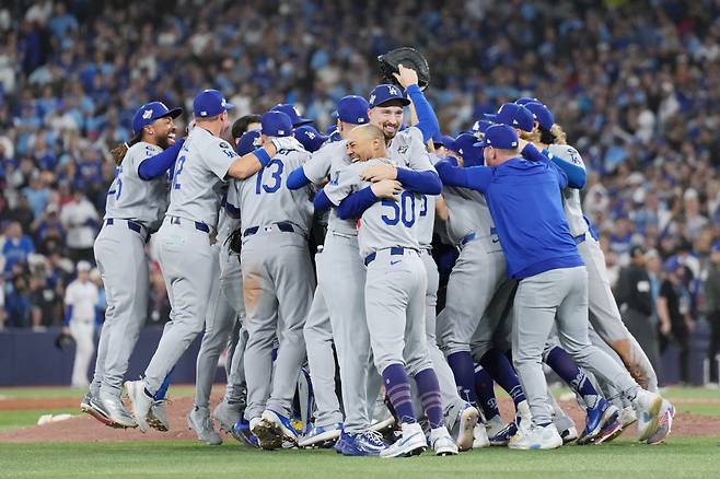 Los Angeles Dodgers players celebrate after defeating the Toronto Blue Jays in Game 7 of baseball's World Series, Sunday, Nov. 2, 2025, in Toronto. (Nathan Denette/The Canadian Press via AP) MANDATORY CREDIT
<저작권자(c) 연합뉴스, 무단 전재-재배포, AI 학습 및 활용 금지>
