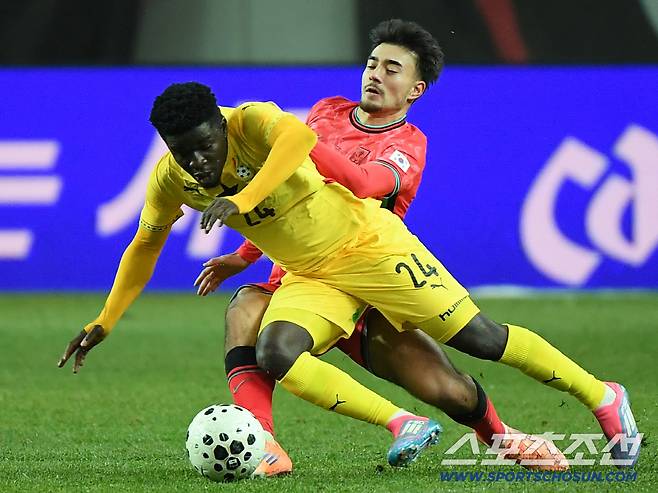 18일 서울월드컵경기장에서 열린 한국과 가나의 축구대표팀 평가전. 옌스가 가나의 공격을 막고 있다. 상암=정재근 기자 cjg@sportschosun.com/2025.11.18/