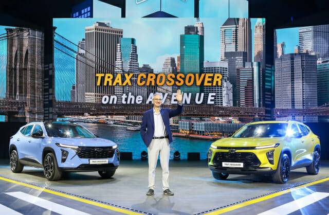 로베르토 렘펠 전 한국GM 사장과 트랙스 크로스오버 (사진=한국GM)