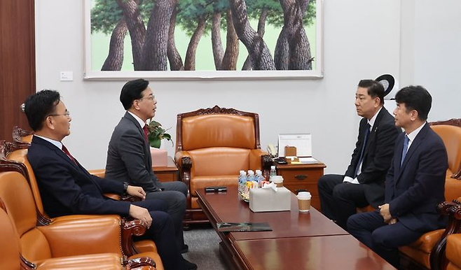 여야 원내대표단이 지난 11일 국회에서 회동을 하고 있다. 사진 왼쪽부터 국민의힘 유상범 원내운영수석부대표와 송언석 원내대표, 더불어민주당 김병기 원내대표와 문진석 원내운영수석부대표 ⓒ뉴시스