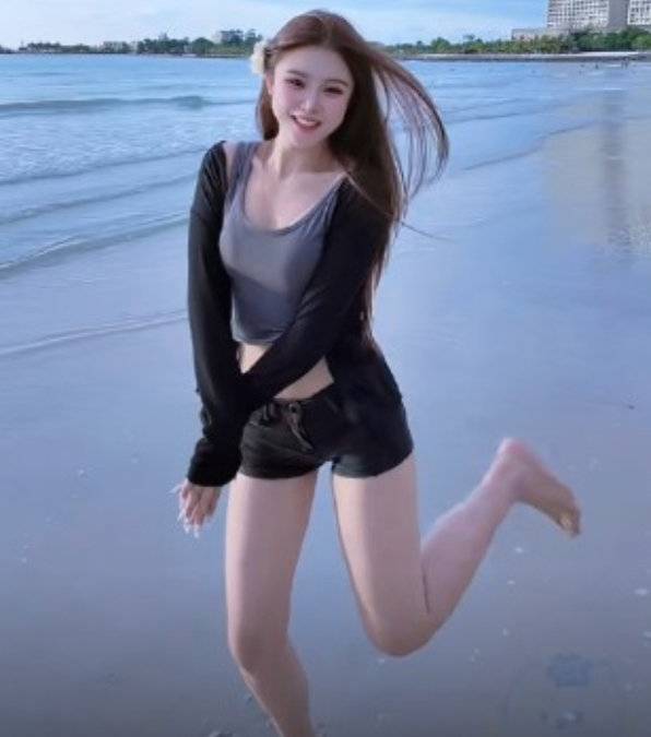 중국 SNS 더우인에서 활동하는 11만 팔로워의 인플루언서 ‘오렌지언니(橙子姐姐)’의 모습. 더우인 캡처