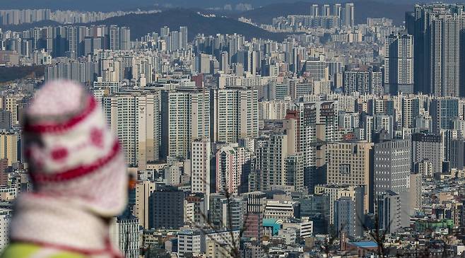 17일 서울 남산에서 시내 아파트가 보이고 있다. 2025.11.17. 뉴시스