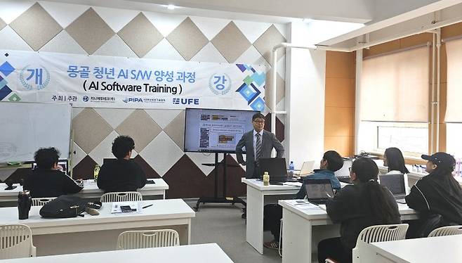 지니에듀테크 이성웅 대표(맨 뒤)가 몽골 청년들을 대상으로 인공지능(AI) 소프트웨어(SW) 전문가 양성 교육을 진행하고 있는 모습. 오른쪽 사진은 태양광 발전과 인공지능(AI)을 융합한 자동화 스마트팜 기술인 '지오데식 돔 스마트팜' 모습 지니에듀테크 제공