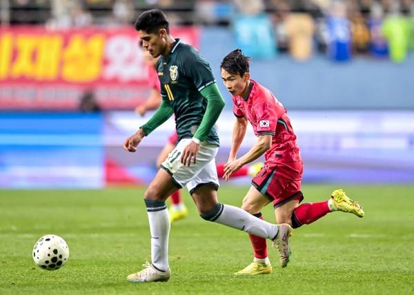 페르난도 나바(왼쪽, 볼리비아), 김문환(남자 축구대표팀). 서형권 기자
