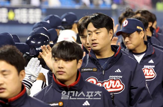2025 KB0리그 프로야구 두산 베어스와 키움 히어로즈의 경기가 2일 오후 서울 잠실야구장에서 열렸다. 5대 3으로 승리한 두산 이영하 등 선수들이 경기 후 자축하고 있다. 잠실=김민규 기자 /2025.04.02/