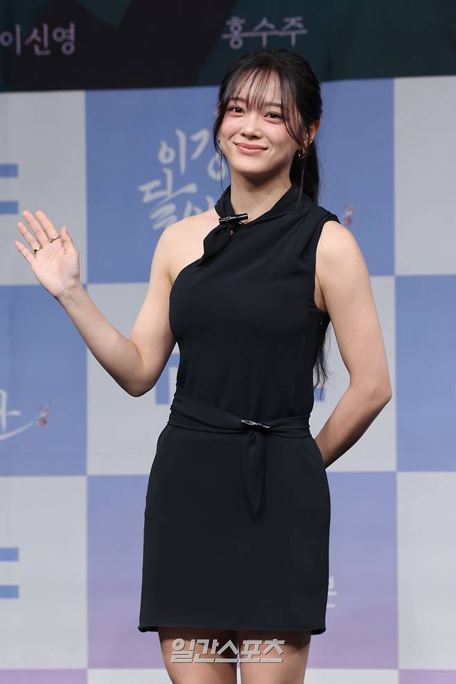 배우 김세정이 30일 오전 서울 마포구 상암 MBC 골든마우스홀에서 열린 MBC 새 금토드라마 '이강에는 달이 흐른다' 제작발표회에 참석해 포토타임을 갖고 있다.서병수 기자 qudtn@edaily.co.kr /2025.10.30/