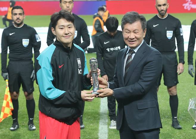 <yonhap photo-3844=""> 이강인, AFC 올해의 국제선수상 (서울=연합뉴스) 신준희 기자 = 18일 서울 마포구 서울월드컵경기장에서 열린 남자축구 국가대표 A매치 평가전 대한민국과 가나의 경기. 이강인이 정몽규 대한축구협회장으로부터 AFC 올해의 국제선수상 트로피를 전달받고 있다. 2025.11.18 hama@yna.co.kr/2025-11-18 20:08:19/ <저작권자 ⓒ 1980-2025 ㈜연합뉴스. 무단 전재 재배포 금지, AI 학습 및 활용 금지></yonhap>
