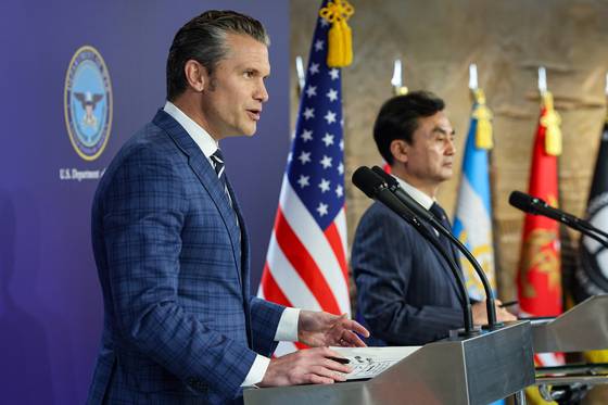 피트 헤그세스 미국 전쟁부(국방부) 장관이 지난 4일 오후 서울 용산구 국방부 청사에서 제57차 한미안보협의회의(SCM)를 마치고 가진 공동기자회견에서 취재진의 질문에 답하고 있다. 뉴스1