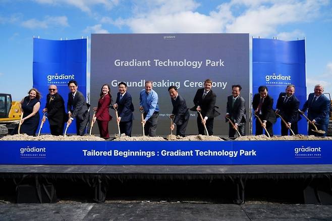 지난 17일(현지시간) 미국 텍사스주 테일러시에서 열린 그래디언트 테크놀로지 파크 착공식에서 주요 참석자들이 기념 세리머니를 하고 있다. 김인철 아이마켓아메리카 대표(왼쪽 세번째), 김학재 아이마켓코리아 대표(왼쪽 다섯번째), 이기형 그래디언트 회장(왼쪽 일곱번째). 아이마켓코리아 제공