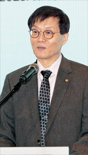 이창용 한국은행 총재가 18일 제주시 메종글래드제주에서 열린 ‘BOK 지역경제 심포지엄’에서 개회사를 하고 있다. 뉴스1