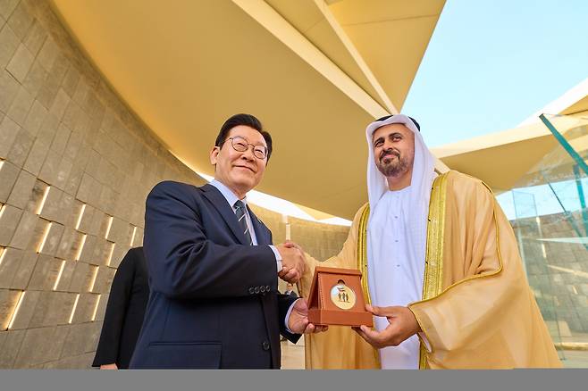 이재명 대통령이 17일(현지시간) 아랍에미리트연합(UAE) 현충원인 와하트 알 카리마를 방문해 디얍 대통령 직속 개발·보훈 사무국 부의장으로부터 기념메달을 받은 뒤 악수하고 있다. 연합뉴스