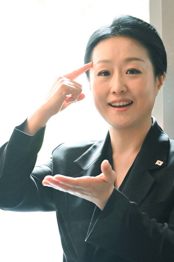 박지연 대통령실 수어통역사가 지난 6일 서울 용산구 한 카페에서 진행한 국제신문 인터뷰에서 수어로 ‘평화’를 얘기하고 있다. 김정록 기자