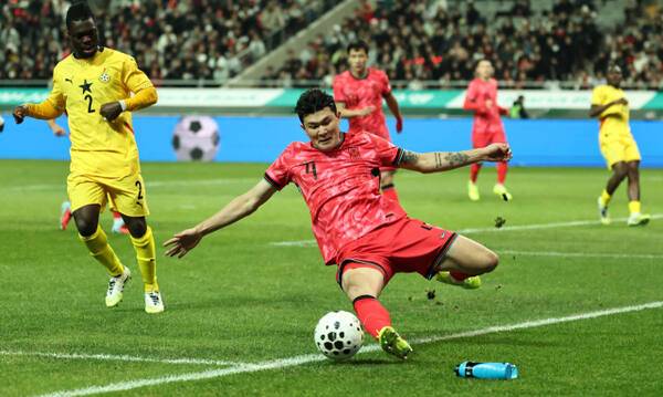 18일 서울월드컵경기장에서 열린 남자축구 국가대표 A매치 평가전 대한민국과 가나의 경기. 김민재가 공을 걷어내기 위해 끝까지 따라가 발을 뻗고 있다. 연합뉴스