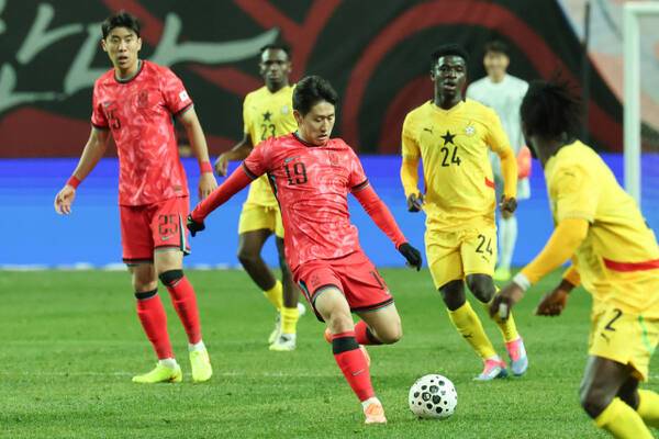 18일 서울월드컵경기장에서 열린 남자축구 국가대표 A매치 평가전 대한민국과 가나의 경기.이강인이 패스하고 있다. 연합뉴스