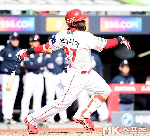 3월 22일 오후 인천 SSG랜더스필드에서 ‘2025 신한 SOL뱅크 KBO 리그’ 두산 베어스와 SSG 랜더스가 열렸다. 5회말 선두타자로 나온 SSG 에레디아가 중전안타를 치고 있다. 사진=김영구 기자