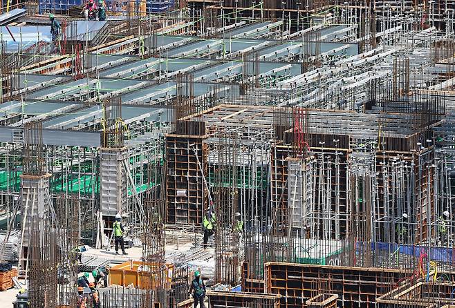 원·달러 환율이 1400원대 후반으로 치솟으며 건설용 수입 중간재 가격이 오르고 있다. 고환율이 장기화될 경우 업계 전반의 비용 압박은 불가피할 전망이다. 사진은 이날 서울 시내 한 아파트 건설현장에서 근로자들이 작업하는 모습. /사진=뉴스1