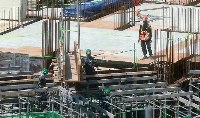 현재 건설업계 전반의 중간재 가격은 안정세지만 건설경기 침체가 완화되면 상승할 수 있어 우려된다. 사진은 서울 시내 신축 아파트 시공 현장에서 작업하고 있는 근로자들. /사진=뉴스1