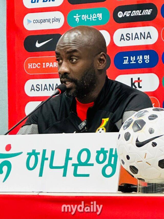 17일 서울월드컵경기장에서 진행된 한국과 가나의 공식 기자회견에 나선 오토 아도 감독/최병진 기자