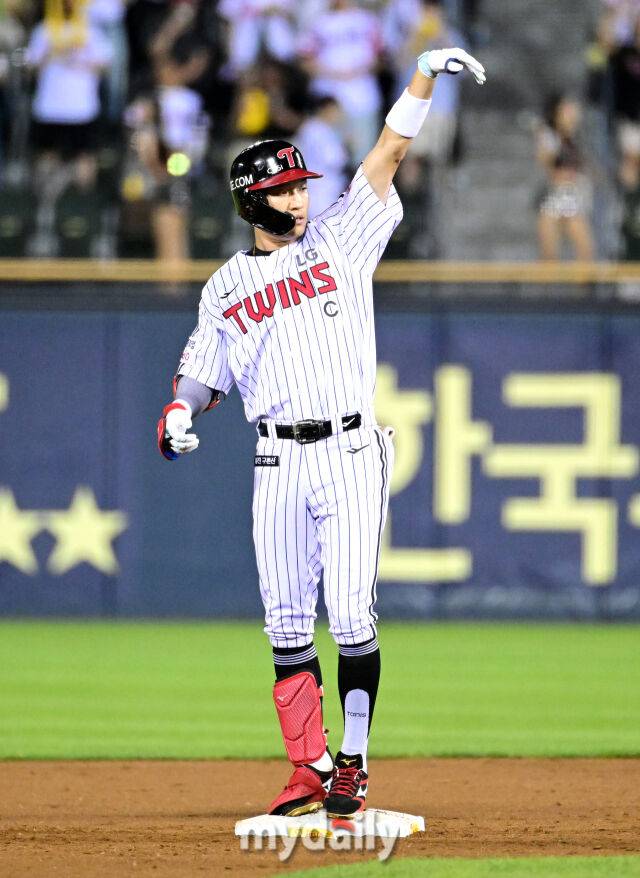 2025년 9월 11일 오후 서울 잠실구장에서 열린 '2025 신한 SOL뱅크 KBO 리그' KT 위즈와 LG 트윈스의 경기. LG 박해민이 4회말 무사 1루서 안타를 친 뒤 KT 중견수 스티븐슨의 포구 실책 때 2루를 밟고 기뻐하고 있다./마이데일리