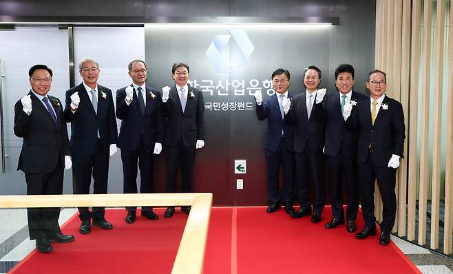 이억원(왼쪽 네번째) 금융위원장이 17일 여의도 산업은행에서 ‘국민성장펀드 사무국 현판식’을 진행하고 있다. 김복규(왼쪽부터) 산업은행 수석부행장, 임종룡 우리금융지주 회장, 이찬우 농협금융지주 회장, 이 위원장, 박상진 산업은행 회장, 진옥동 신한금융지주 회장, 함영주 하나금융지주 회장, 양종희 KB금융지주 회장. 임세준 기자