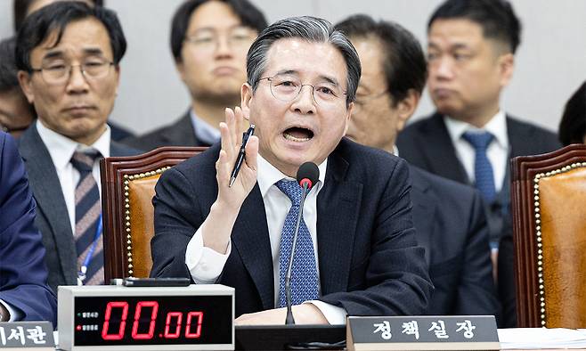 김용범 대통령실 정책실장이 18일 서울 여의도 국회에서 열린 제429회국회(정기회) 운영위원회 제5차 전체회의 김은혜 국민의힘 의원이 질의 중 가족을 언급하자 격노하고 있다. 뉴스1