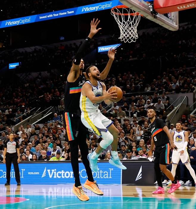 샌안토니오 스퍼스 빅토르 웸반야마가 13일(한국시간) 미국 텍사스주 샌안토니오의 프로스트 뱅크 센터에서 열린 2025~26 미국 프로농구(NBA) 서부 콘퍼런스 정규시즌 골든스테이트 워리어스와의 홈 경기에서 스테픈 커리를 막고 있다. AFP 연합뉴스