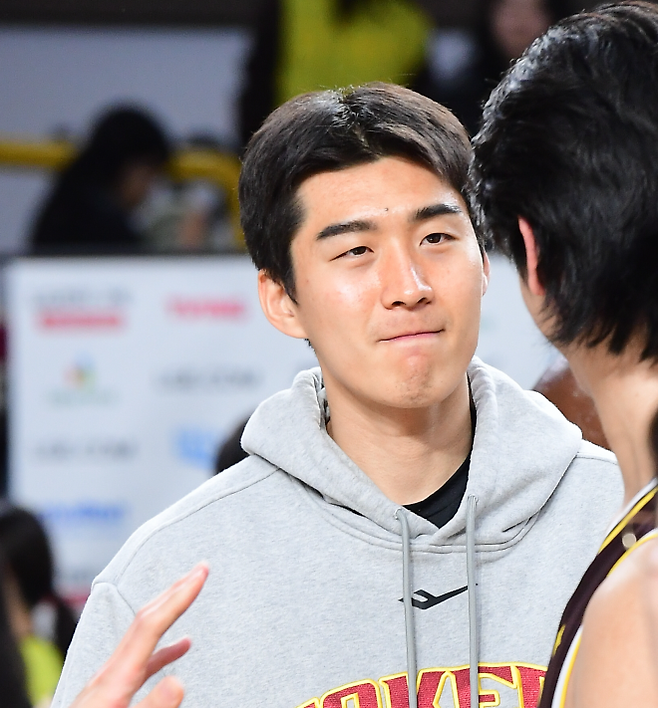 상무 양홍석이 지난 10일 창원체육관에서 열린 2025~26 프로농구 정규시즌 창원 LG와 부산 KCC의 경기를 관전하고 있다. KBL 제공